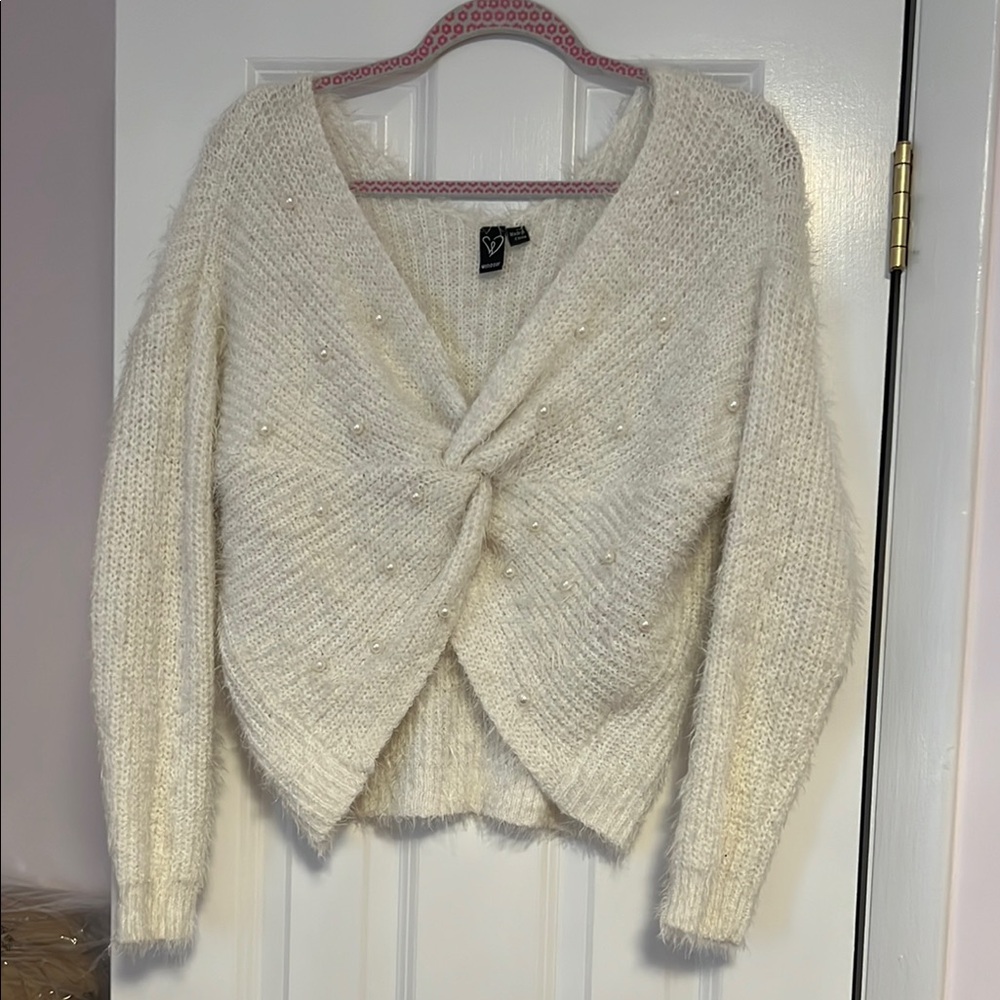 Elegant White Knitted Sweater Windsor